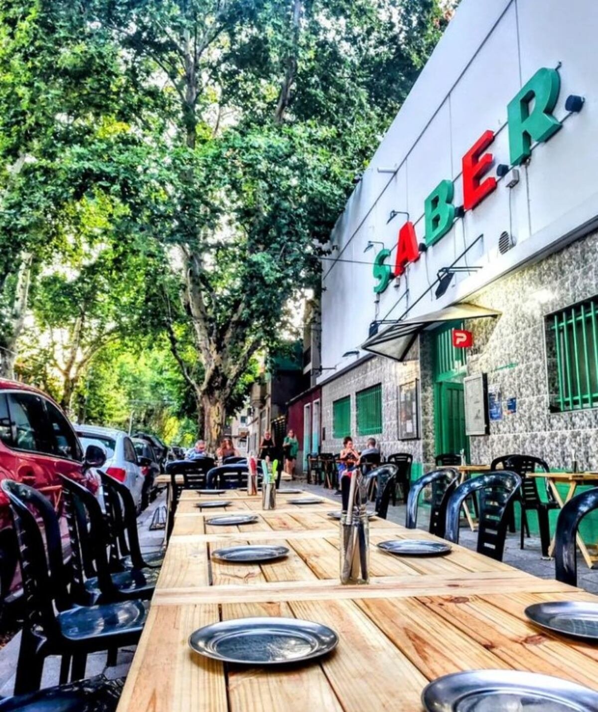 Mesas en la vereda del Club S.A.B.E.R.